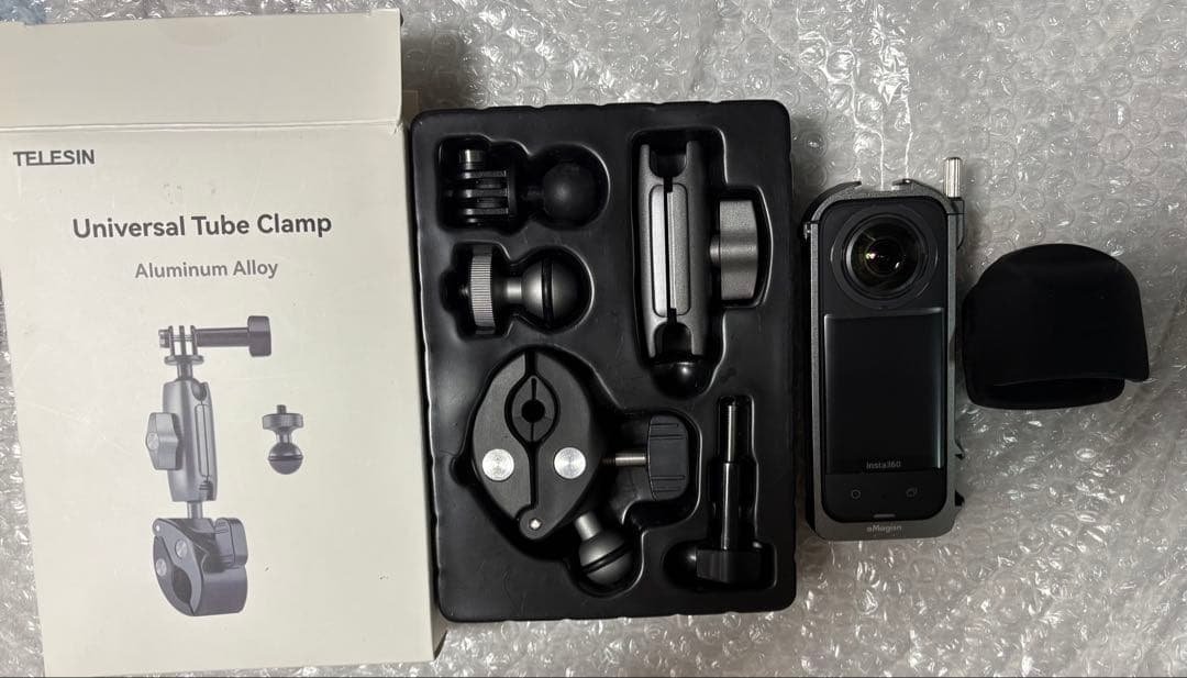Insta360 ビデオカメラ 本体とキャップとハンドルクランプ